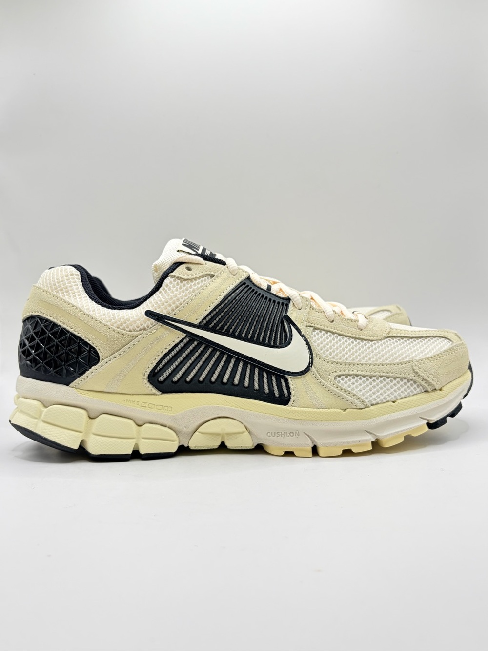 Nike Men’s Vomero Trainer in Cream and Black 10 Men’s